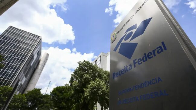Leilão reúne itens como celulares, pedras preciosas, carros e instrumentos musicais