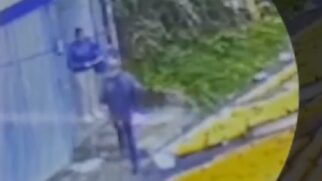 Câmeras de segurança da rua flagraram Jonathas dos Santos atacanndo uma das irmãs