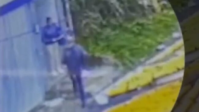 Câmeras de segurança da rua flagraram Jonathas dos Santos atacanndo uma das irmãs