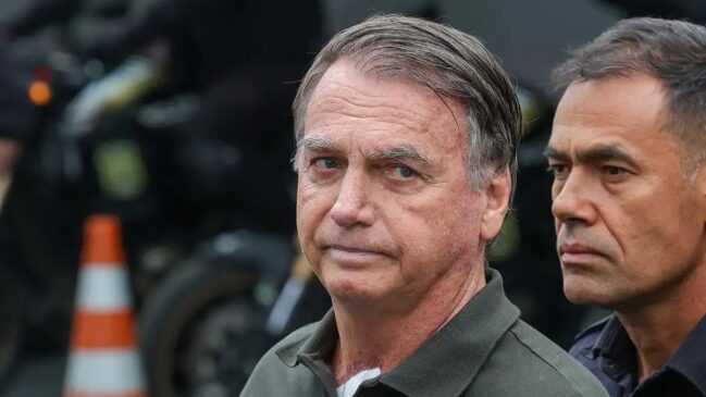 Bolsonaro foi levado ao hospital DF Star, em Brasília, após apresentar sintomas como febre, vômitos e calafrios