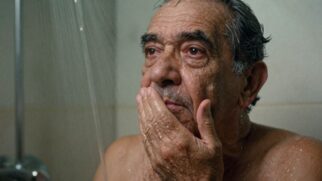 A pele amadurecida é mais suscetível a problemas decorrentes dos banhos diários