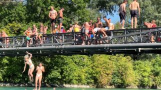 Redes sociais viralizaram com vídeos de cidadãos pulando no rio aos montes