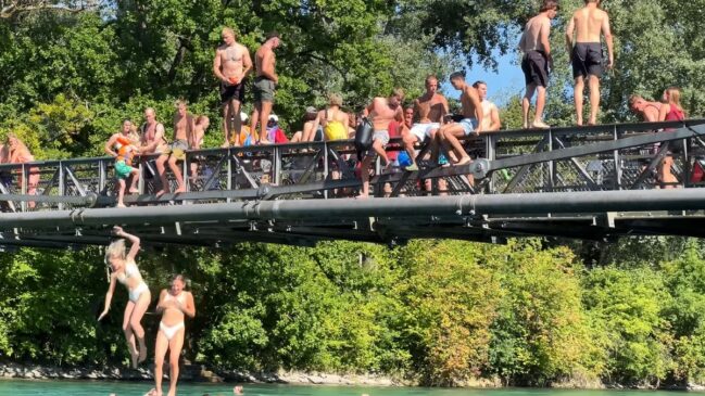 Redes sociais viralizaram com vídeos de cidadãos pulando no rio aos montes