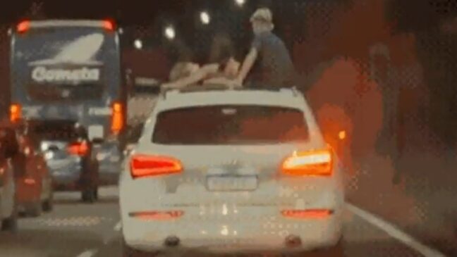 Crianças sobre o carro na rodovia dos Imigrantes, sentido Capital