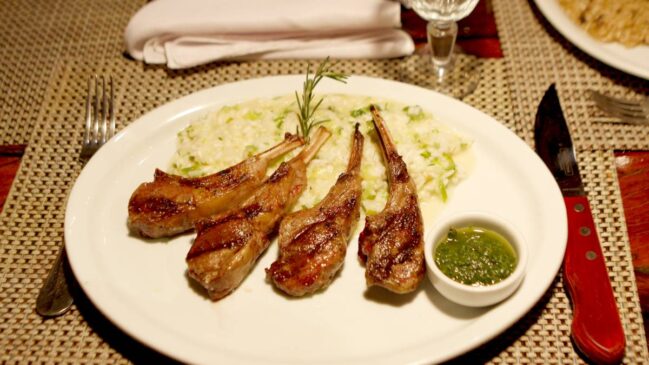 O restaurante do Villa Country, na zona oeste de São Paulo, oferece ao visitante uma experiência de imersão no sertão, com as melhores receitas