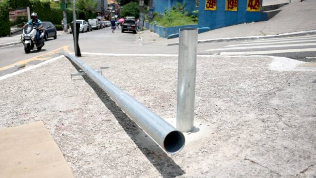 Segundo a polícia, os criminosos utilizam serras e equipamentos de corte rápido para alcançar e retirar as câmeras instaladas nos postes