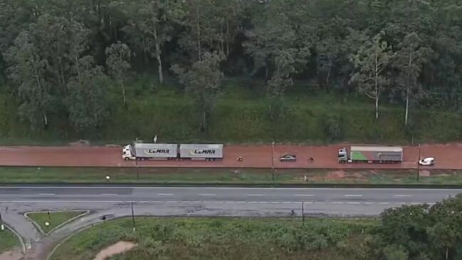 Trânsito chegou a mais de 30 km nos municípios de Embu das Artes e Itapecerica da Serra, na Grande São Paulo