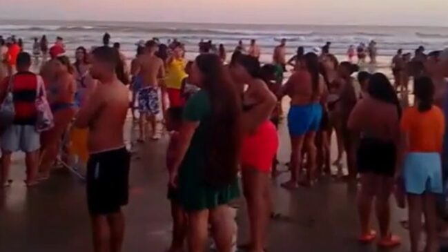 Momento em que agentes entraram no mar para tentar salvar o jovem