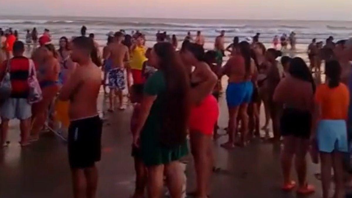 Momento em que agentes entraram no mar para tentar salvar o jovem