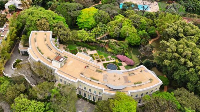 Inspirada no Palácio de Versalhes, a mansão é um exemplar da arquitetura clássica europeia com influências romanas