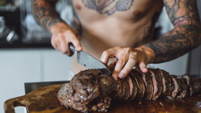 A discussão não envolve apenas a presença de gordura, mas também o que pode surgir quando a carne é preparada de certos modos