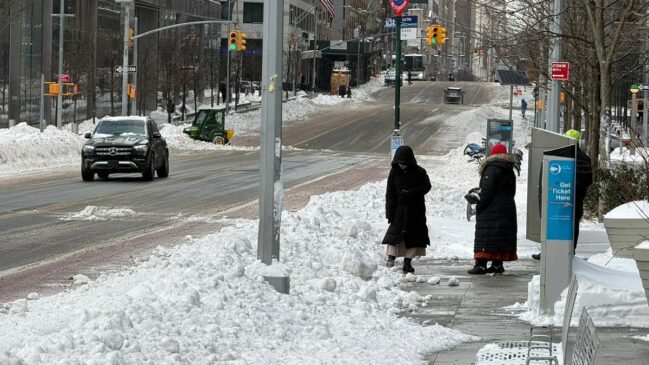 Ruas de Manhattan ainda com grande acumulo de neve após megatempestade
