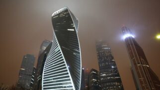 Torre no distrito financeiro de Moscou tem 246 metros e torção de 156 graus, com fachada de vidro curvado a frio