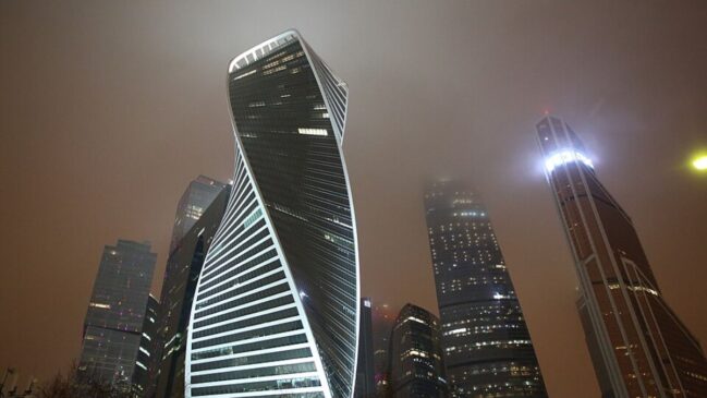 Torre no distrito financeiro de Moscou tem 246 metros e torção de 156 graus, com fachada de vidro curvado a frio