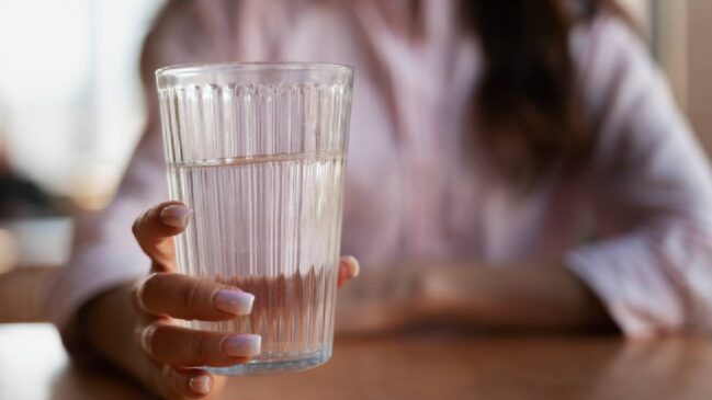 Produzida em laboratório, a água ultrapura é essencial na indústria, mas não foi feita para beber