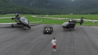 Neymar exibe coleção de aeronaves e carro do Batman em suas redes sociais