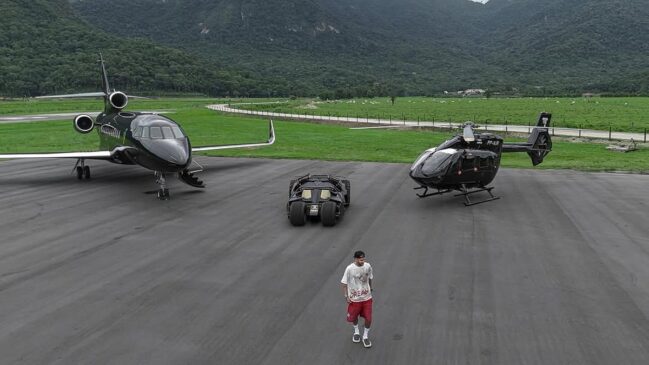 Neymar exibe coleção de aeronaves e carro do Batman em suas redes sociais