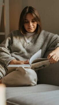 A psicologia diferencia solidão de solitude. A solidão está associada ao sofrimento. A solitude, quando escolhida, atua como forma de equilíbrio emocional. Fotos: Pexels (ilustrativas)