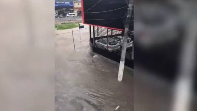 Em vídeos divulgados nas redes sociais, é possível ver o estrago causado pela chuva