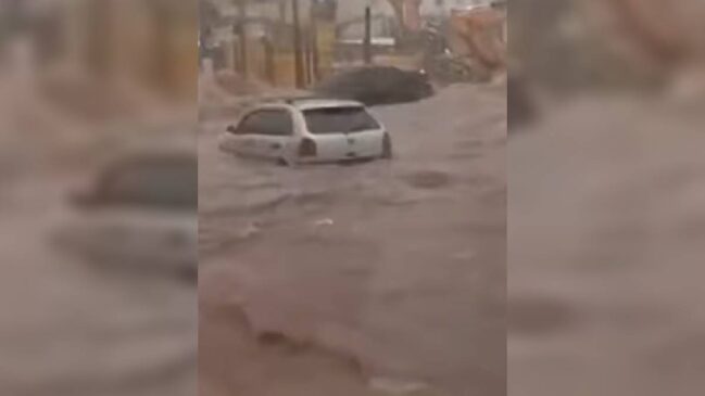 Devido as fortes chuvas, alguns carros foram arrastados durante uma enxurrada na avenida Ellis Maas, zona sul de São Paulo