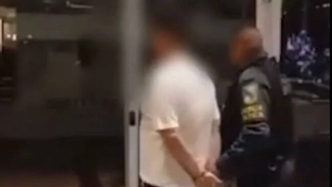 Nas gravações internas, Carlos Alberto aparece discutindo com as vítimas e chega a dar um tapa em um dos homens