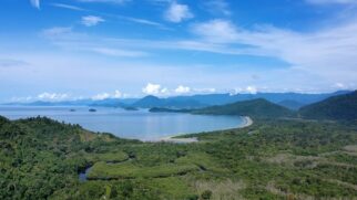 Praia da Fazenda está localizada a aproximadamente 37 quilômetros do centro de Ubatuba
