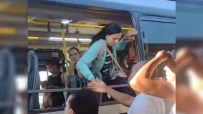 Devido à demora para a abertura das portas, alguns usuários acionaram as saídas de emergência e deixaram o coletivo pelas janelas