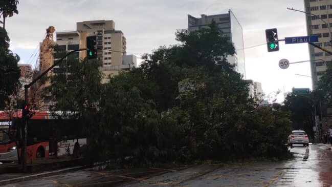 Segundo informações preliminares um veículo foi atingido na parte de trás