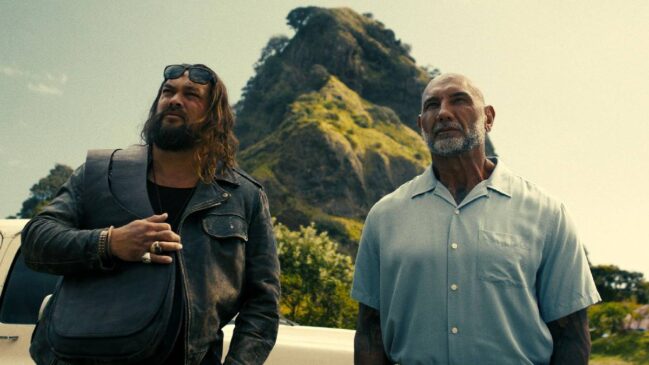 Momoa interpreta Jonny, um policial inconsequente que vive se metendo em confusão