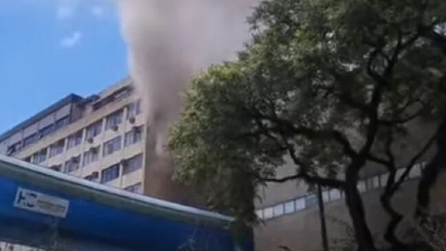 Imagens registradas no local mostram uma intensa fumaça preta saindo do interior do prédio