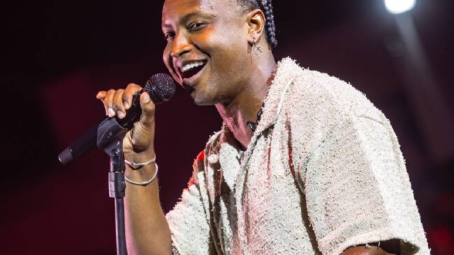 Thiaguinho se apresenta no Verão Show 2026 em São Sebastião, no litoral norte de São Paulo