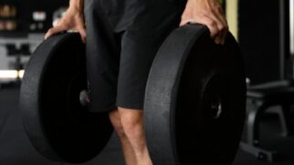 Movimento funcional imita tarefas do dia a dia e ajuda a treinar força e controle postural de forma segura