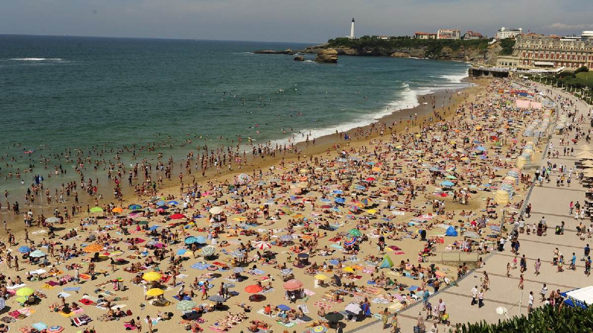Em janeiro, mês de férias escolares e temperaturas elevadas, a taxa média de ocupação no litoral deve chegar a 74%