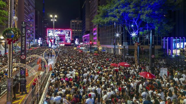 Turistas e moradores de diferentes regiões acompanham o Réveillon de 2026 na Avenida Paulista | Divulgação/Secom