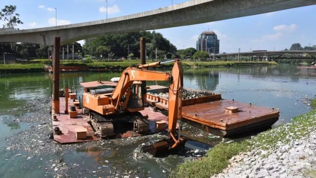 Quase 44 mil toneladas de lixo foram retiradas do Rio Pinheiros em 2025, diz secretaria de SP