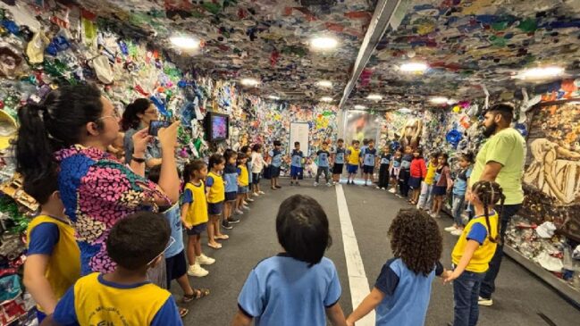 Com curadoria de Marcello Dantas, a exposição apresenta trabalhos de diferentes artistas