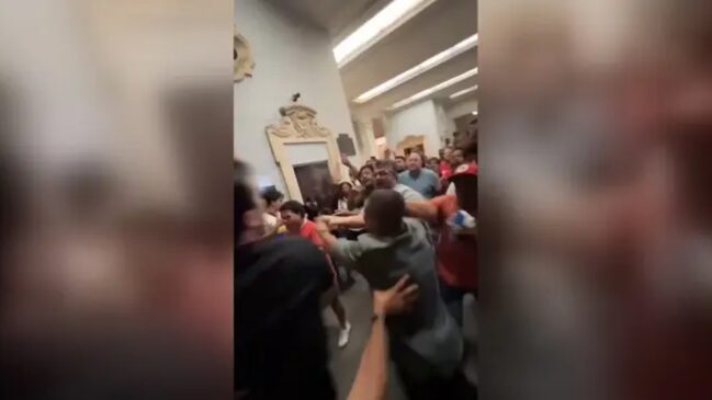 Ato acabou em confusão entre grupos de direita e militantes de esquerda