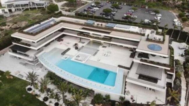 Imóvel está localizado na área nobre da Quinta da Marinha, em Portugal