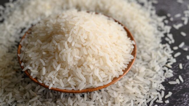 Com poucos ajustes no preparo, dá para ter arroz macio, separado e com cara de feito em casa todo dia