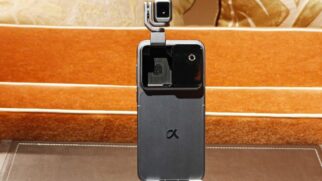 Diferente dos módulos fixos tradicionais, o conjunto utiliza um sistema motorizado semelhante a um gimbal