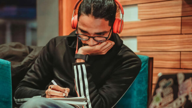 Audiobooks cresceram e viraram parte central do mercado, e educadores e editores dizem que ouvir também desenvolve compreensão e vocabulário, além de abrir porta para mais leitura.
