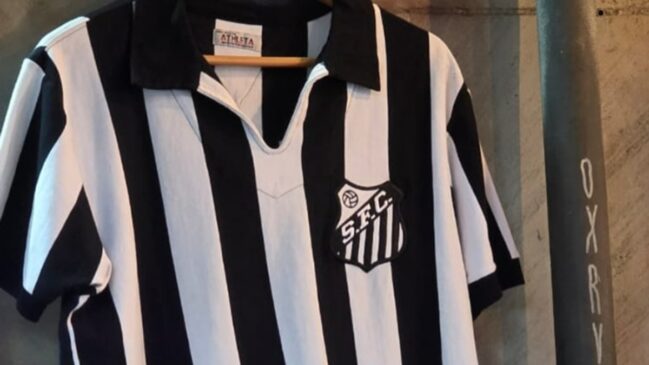 Camisa do Santos relacionada ao Rei do Futebol furtada na Livraria Barrilete