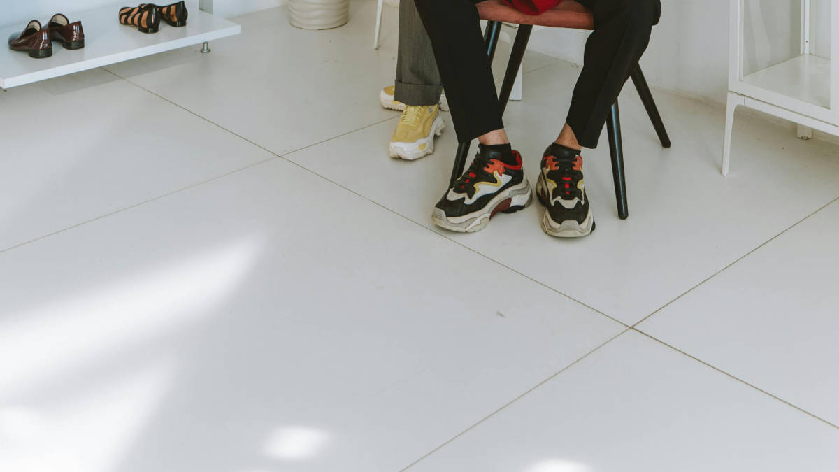 Piso vinílico e microcimento ganham espaço nas reformas de 2026 por serem mais rápidos de instalar, confortáveis e econômicos, enquanto o porcelanato perde força em áreas secas da casa. Foto: Pexels
