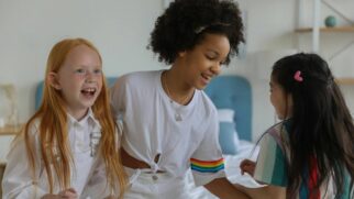 Especialistas apontam que expectativas diferentes para meninas e meninos influenciam crescimento emocional e responsabilidade