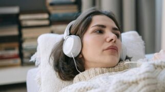 Identificação, nostalgia e pausa emocional explicam o retorno das playlists tristes