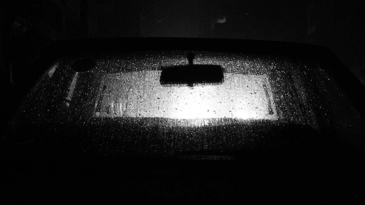 Detergente no vidro em dia de chuva: uma camada fina pode ajudar a reduzir o embaço e melhorar a visibilidade no trânsito. Foto: Pexels
