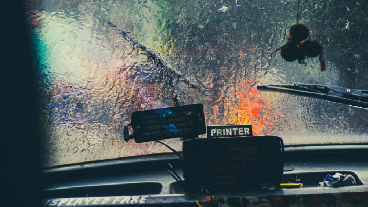 Para potencializar o resultado, combine o método com ventilação e limpeza do para-brisa antes de pegar estrada ou enfrentar congestionamento. Foto: Pexels