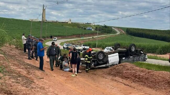 Motorista morre esmagado após caminhonete capotar em Porto Feliz