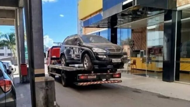 SsangYong Kyron preto, modelo 2010, foi guinchado após 11 anos