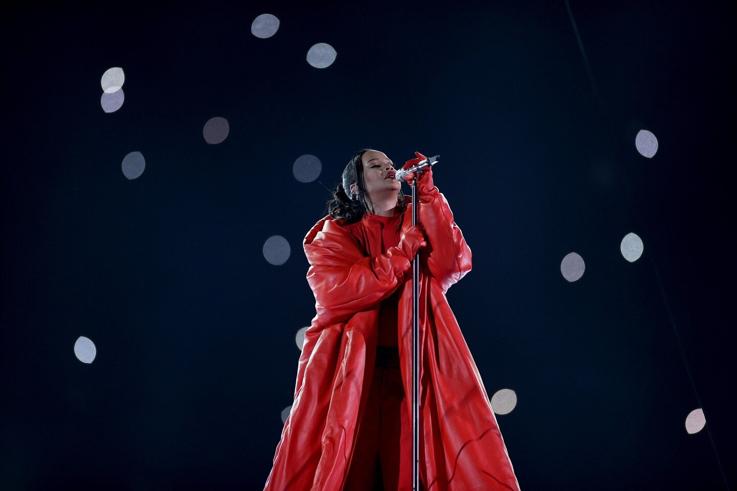 Rihanna durante apresentação no Super Bowl de 2023; show é tratado como um dos maiores da hitória do evento americano. Foto: Rihanna Agência Efe/Folhapress